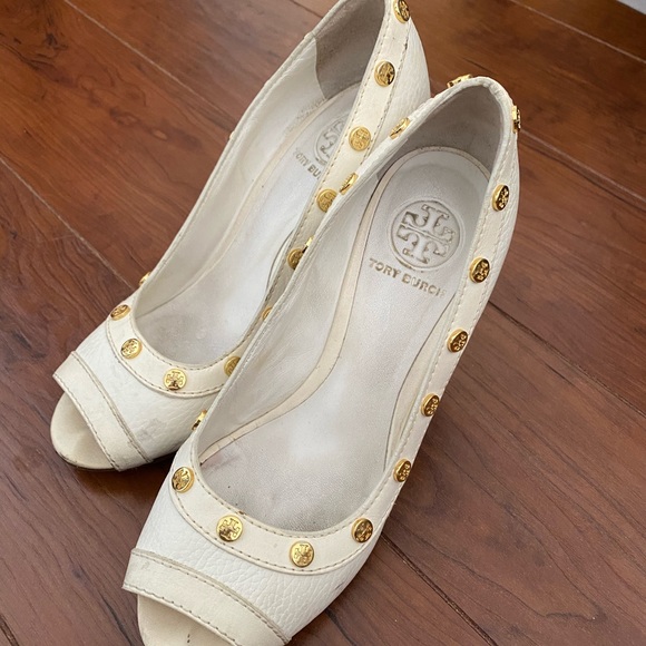 Tory Burch white leather wedges. Size 7 - Picture 3 of 4
